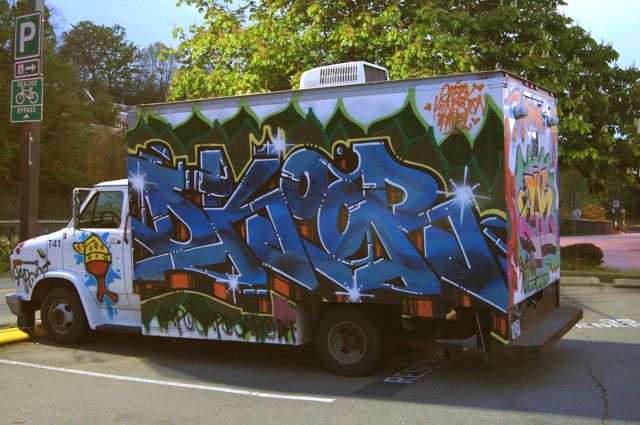 skoors-grafitti-van-car